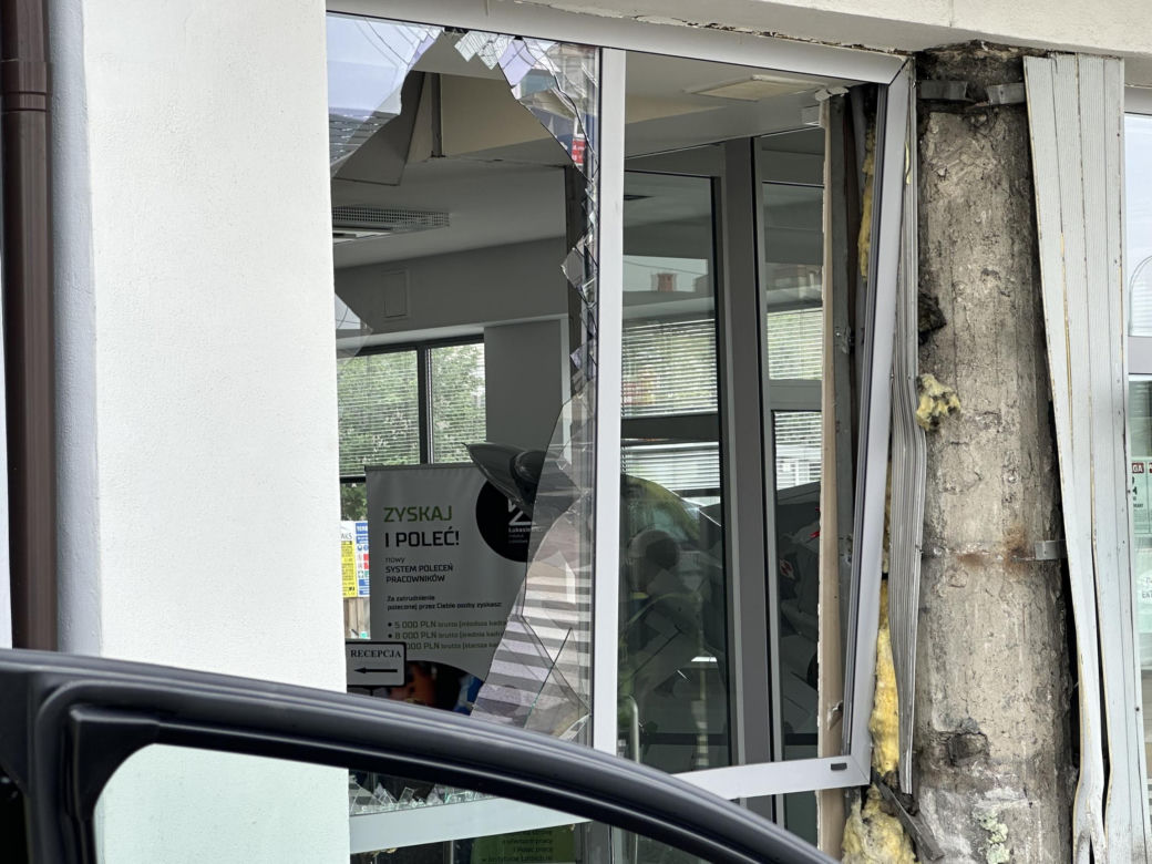 Auto wbiło się w budynek Instytutu Lotnictwa