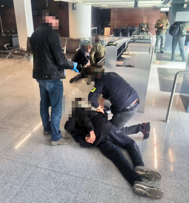 Napadli na Norwega w centrum Gdańska, grozili mu nożem i zmusili do wypłaty pieniędzy z bankomatu
