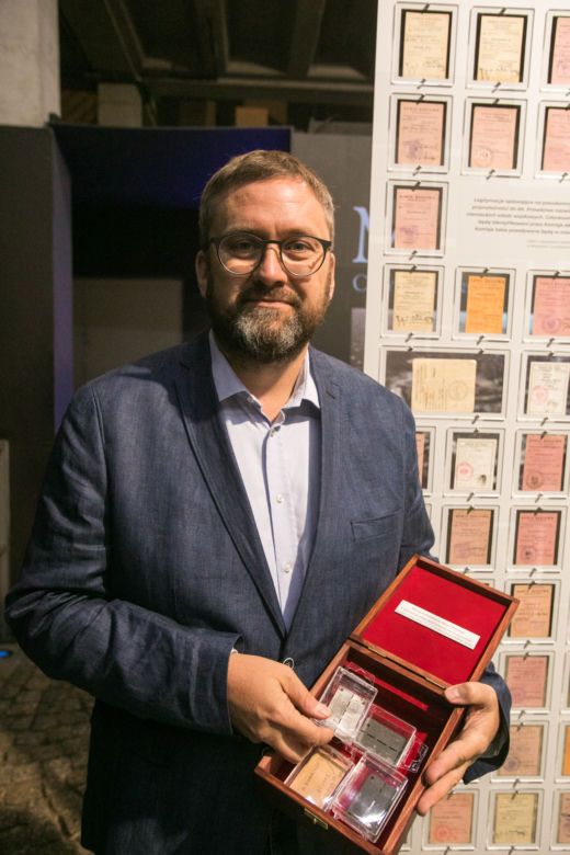 Dzięki anonimowemu darczyńcy, który przyniósł do muzeum żółtą kopertę wypchaną legitymacjami kolekcja zwiększyła się dwukrotnie