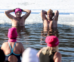 Różowe morsowanie idealne na pomaganie. Trzy Stawy opanowali amatorzy zimnych kąpieli