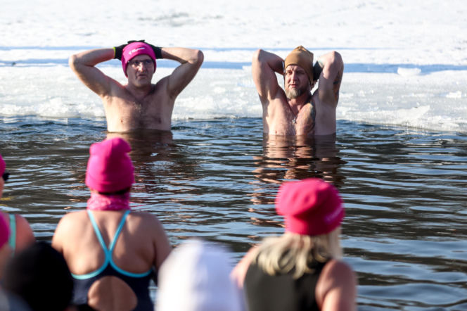 Różowe morsowanie idealne na pomaganie. Trzy Stawy opanowali amatorzy zimnych kąpieli