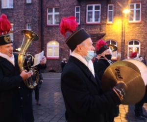 Barbórka w czasach zarazy, Górnicza orkiestra mimo pandemii obudziła mieszkańców Nikiszowca! [ZDJĘCIA]
