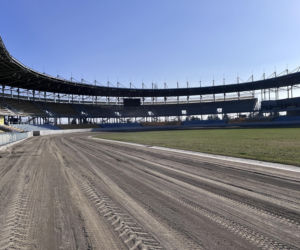 Rowerzyści na stadionie żużlowym