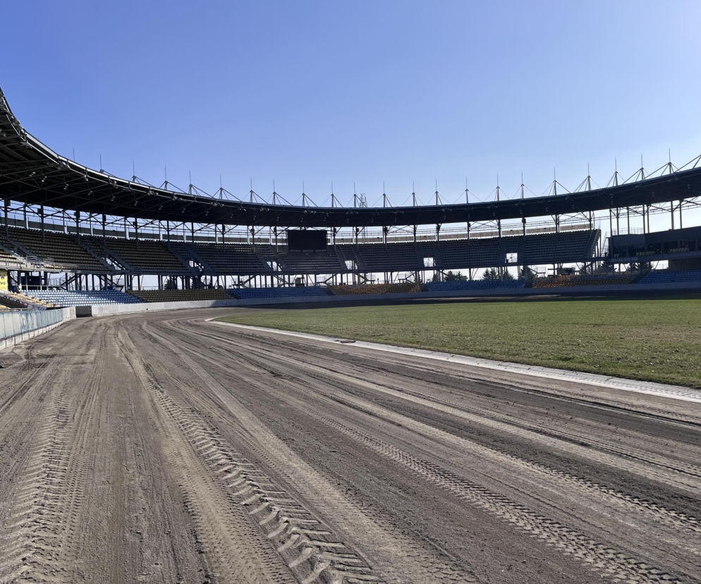 Rowerzyści na stadionie żużlowym