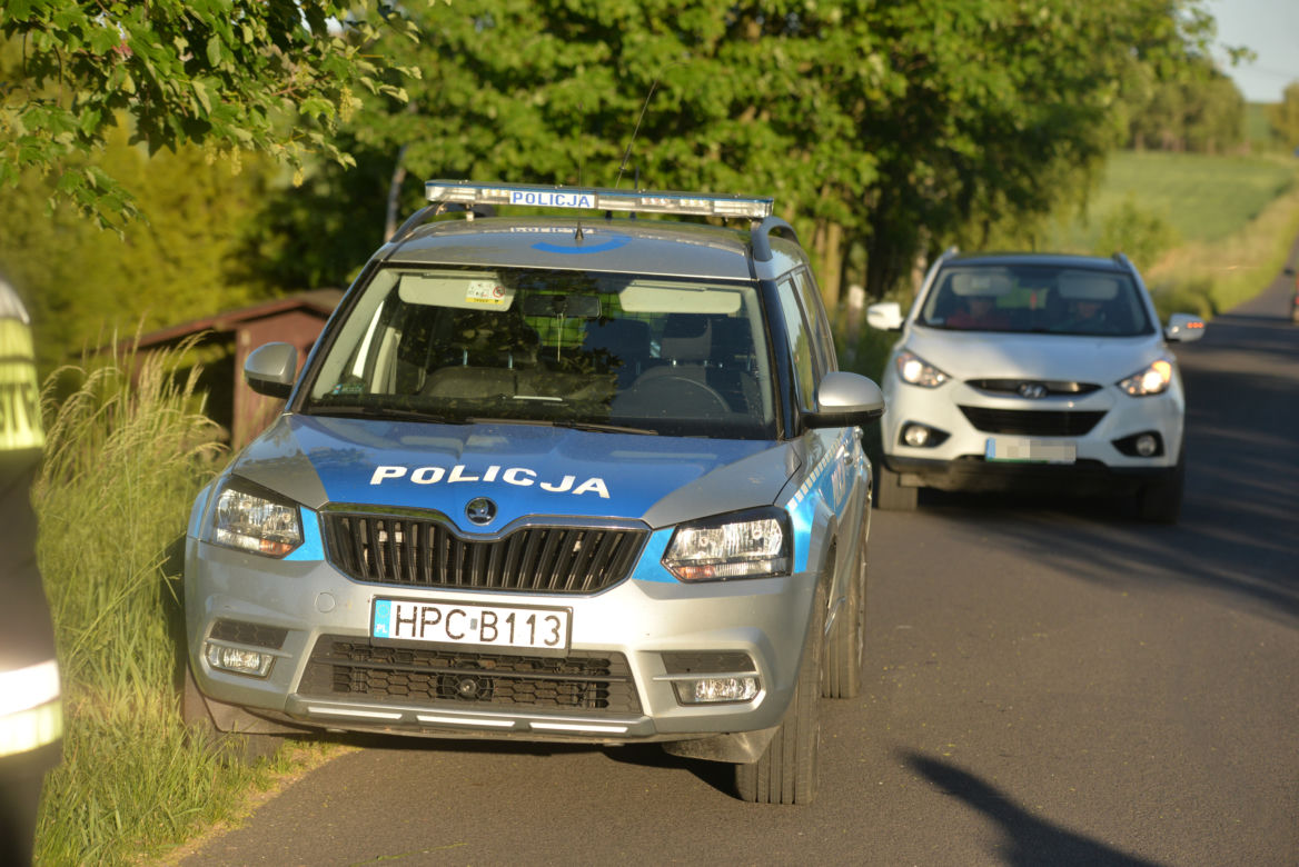 Pijany wjechał do stawu. Cudem przeżył