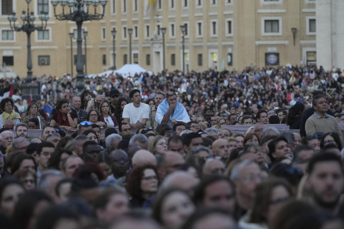 Hołdy na Placu Świętego Piotra.