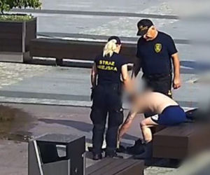 Kąpał się nago w fontannie w centrum Szczecinka