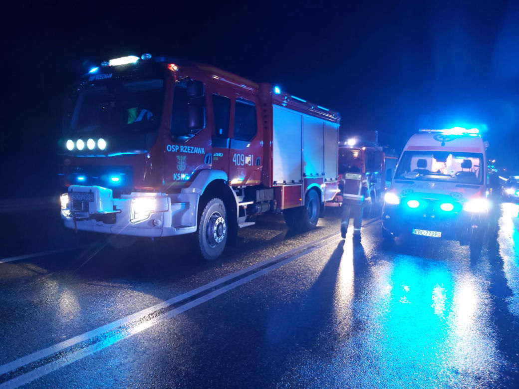 Zderzenie czołowe dwóch samochodów w Rzezawie pod Bochnią