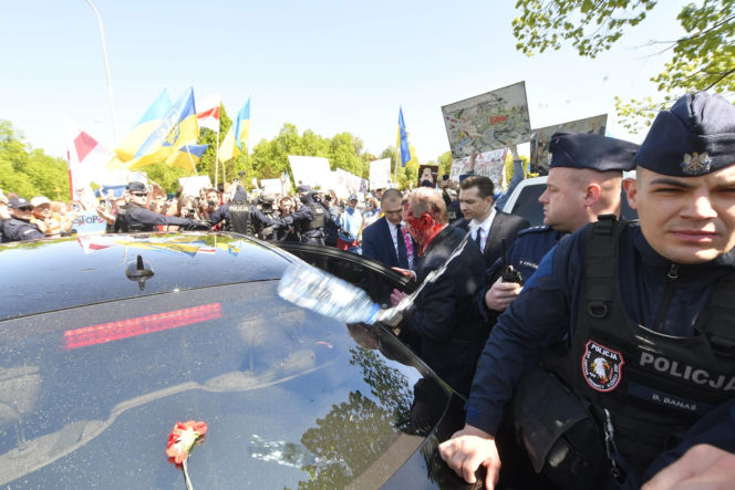 Ambasador Rosji Siergiej Andriew oblany sokiem z buraka przez aktywistów w 2022r.