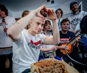 Pocałunki, śpiewanie Barki oraz dokarmianie uczestników. Oto najlepsze akcje ze streama Łatwoganga! 