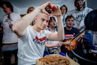 Pocałunki, śpiewanie Barki oraz dokarmianie uczestników. Oto najlepsze akcje ze streama Łatwoganga! 