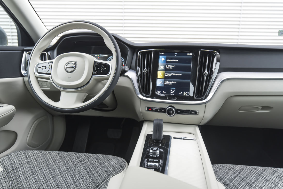 Volvo V60 Momentum Pro B4 FWD AT8