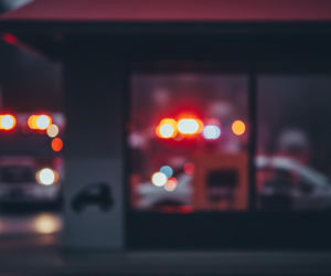 Senior wjechał do cukierni. Nikt nie spodziewał się, po co kierowca Fiata wjechał autem do sklepu.