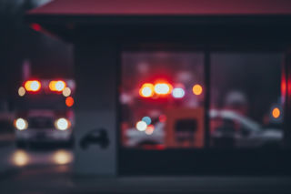 Senior wjechał do cukierni. Nikt nie spodziewał się, po co kierowca Fiata wjechał autem do sklepu.