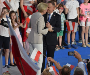 Wybory 2020. Duda gratuluje Trzaskowskiemu. Został wybuczany przez własny sztab