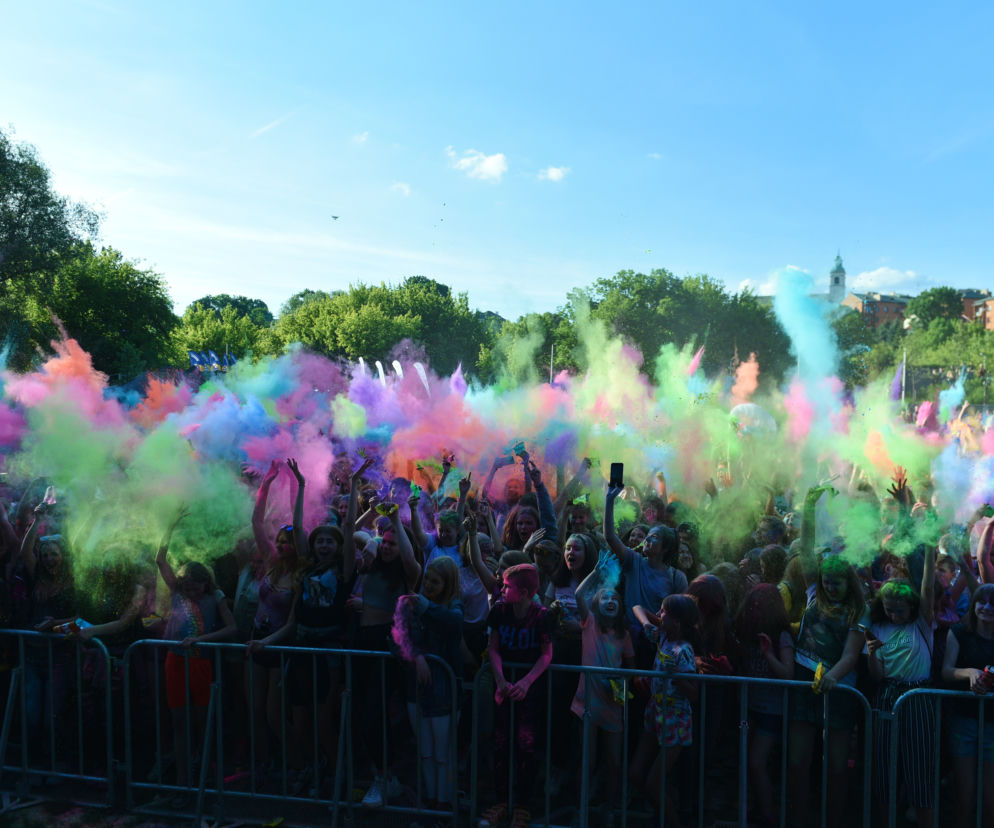 W Lubinie wybuchła bitwa... na kolorowe proszki. Zobacz zdjęcia z Festiwalu Kolorów! [GALERIA]