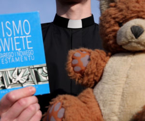 Egzorcyzmy na dzieciach. Opętani złymi mocami syczą, wkładają ręce do rozpalonego pieca i mordują zwierzęta