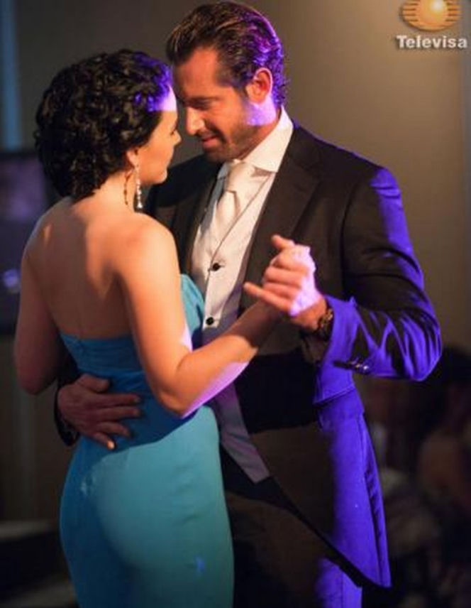 UKRYTA MIŁOŚĆ: Luciana (Zuria Vega) i Rodrigo (Gabriel Soto) na balu