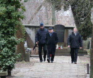 Prezes zawiózł choinkę na grób mamy