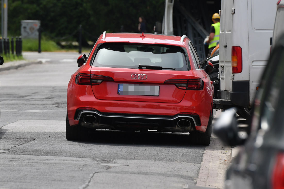 Wstyd Kasiu! Zielińska parkuje na środku ulicy swoje Audi RS4 warte 400 tysięcy i idzie na zakupy
