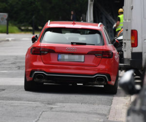 Wstyd Kasiu! Zielińska parkuje na środku ulicy swoje Audi RS4 warte 400 tysięcy i idzie na zakupy
