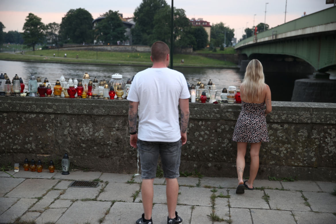 Mieszkańcy palą znicze w miejscu tragicznego wypadku przy moście Dębnickim