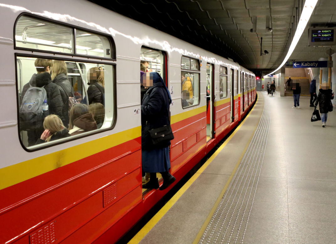  Kultowy pociąg metra ostatni raz pojechał w Warszawie. Co się z nim stanie?