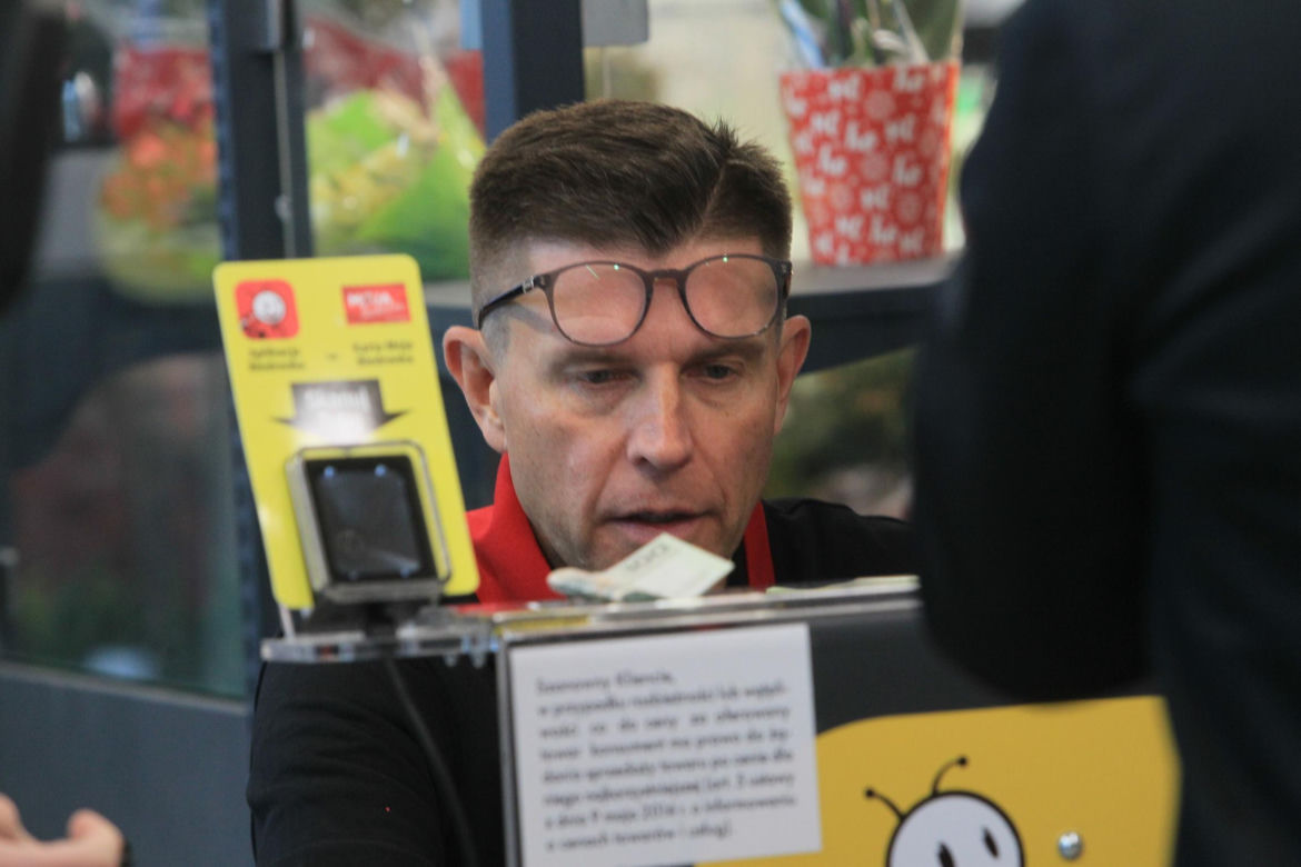  Internauci już śmieją się z Petru w Biedronce. Pierwsze memy.