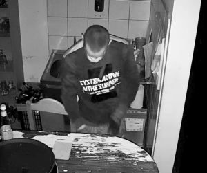 Włamanie do restauracji w Bydgoszczy. Rozpoznajesz tych mężczyzn?