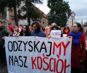 Protest katolików pod krakowską kurią
