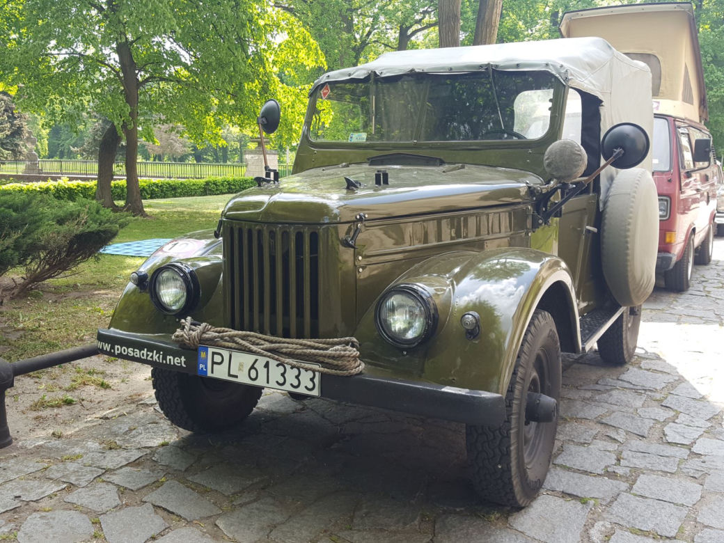 Zabytkowe pojazdy przy zabytkowym zamku w Rydzynie