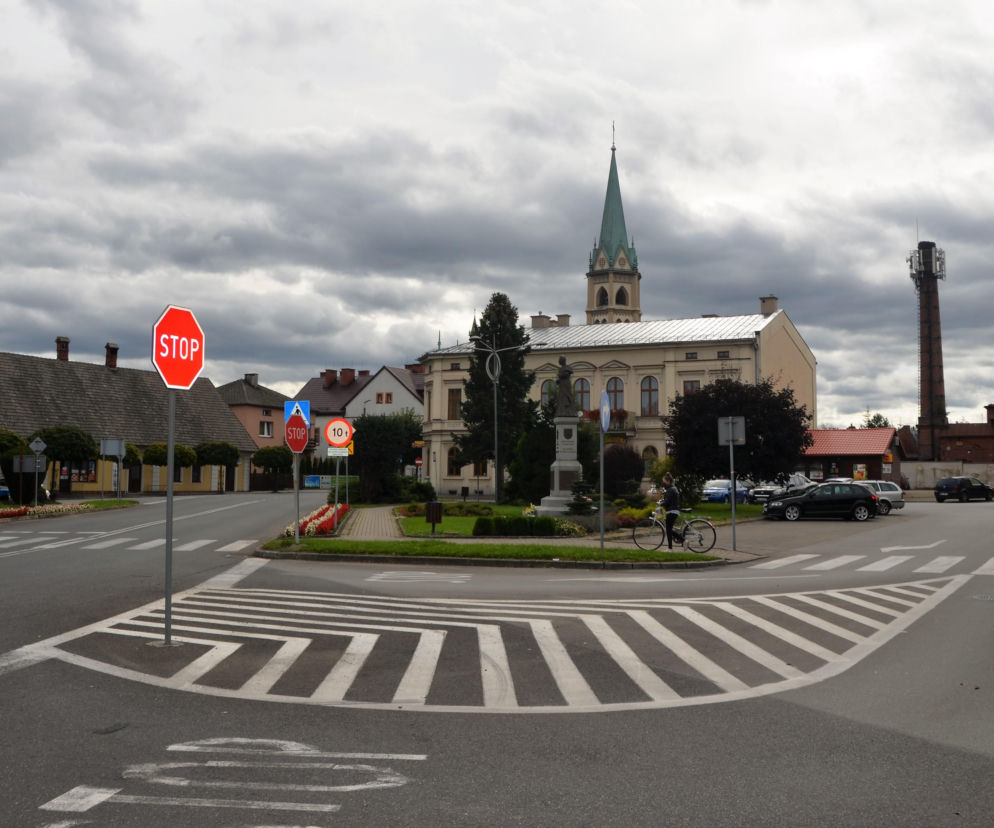 Rynek w Wilamowicach z widokiem na wieżę kościoła i ratusz. O pięknych miejscach regionu czytaj na Eska Śląskie.