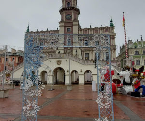 Bajkowa instalacja przed zamojski ratuszem