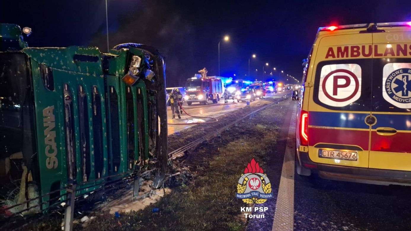 Ciężarówka przewrócił się na A1 w Nowym Dworze. Kierowca ranny, droga zablokowana!