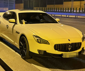 Dostawczak wbił się w piękne maserati