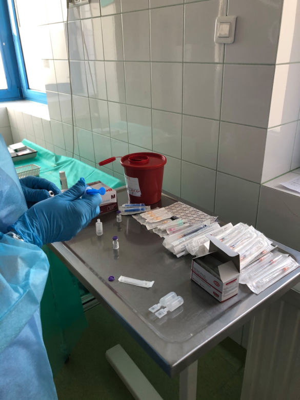 Koronawirus: Ruszyły szczepienia w szpitalach w Bełchatowie i województwie łódzkim 