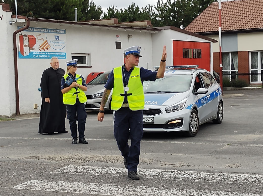 Ksiądz razem z drogówką zatrzymywał kierowców. Tego jeszcze nie widzieli [ZDJĘCIA]