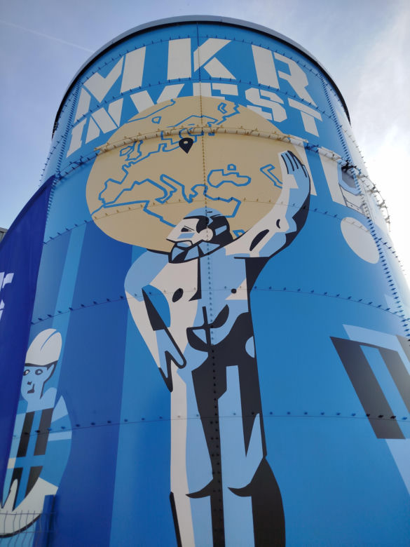 Powiat siedlecki: Nowy mural z wizerunkiem Atlasa „Jacka” powstał na zbiorniku przeciwpożarowym w Borkach Wyrkach przy trasie A2. Farba ma właściwości ekologiczne i oczyszcza powietrze