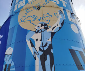Powiat siedlecki: Nowy mural z wizerunkiem Atlasa „Jacka” powstał na zbiorniku przeciwpożarowym w Borkach Wyrkach przy trasie A2. Farba ma właściwości ekologiczne i oczyszcza powietrze