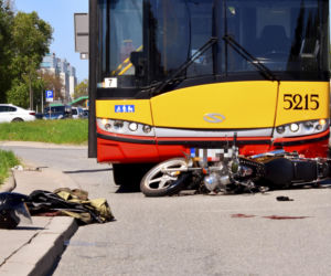 Motocyklista zderzył się z autobusem miejskim na Łopuszańskiej
