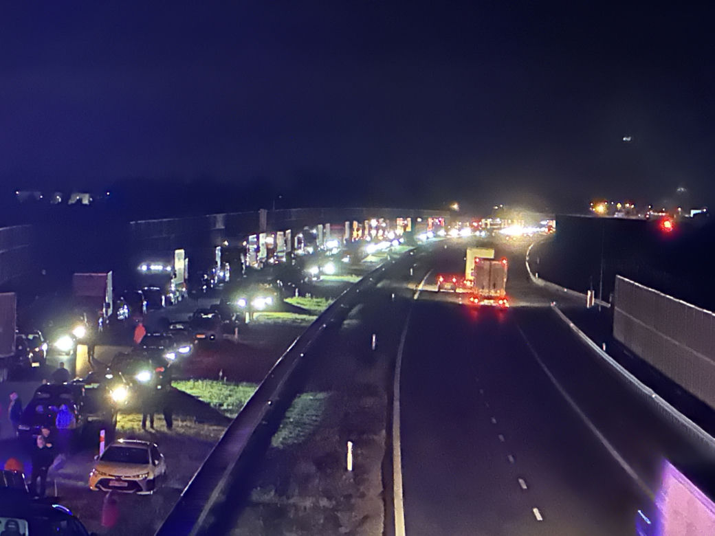 Feliksów. Zderzenie samochodu osobowego z cysterną. Ciężarówka zablokowała całą autostradę