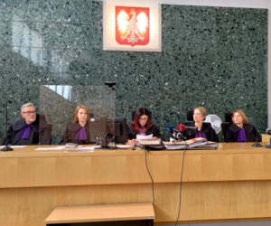 Mateusz rzucił monetą. Wypadł orzeł, więc udusił Wiktorię