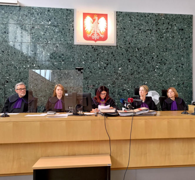 Mateusz rzucił monetą. Wypadł orzeł, więc udusił Wiktorię