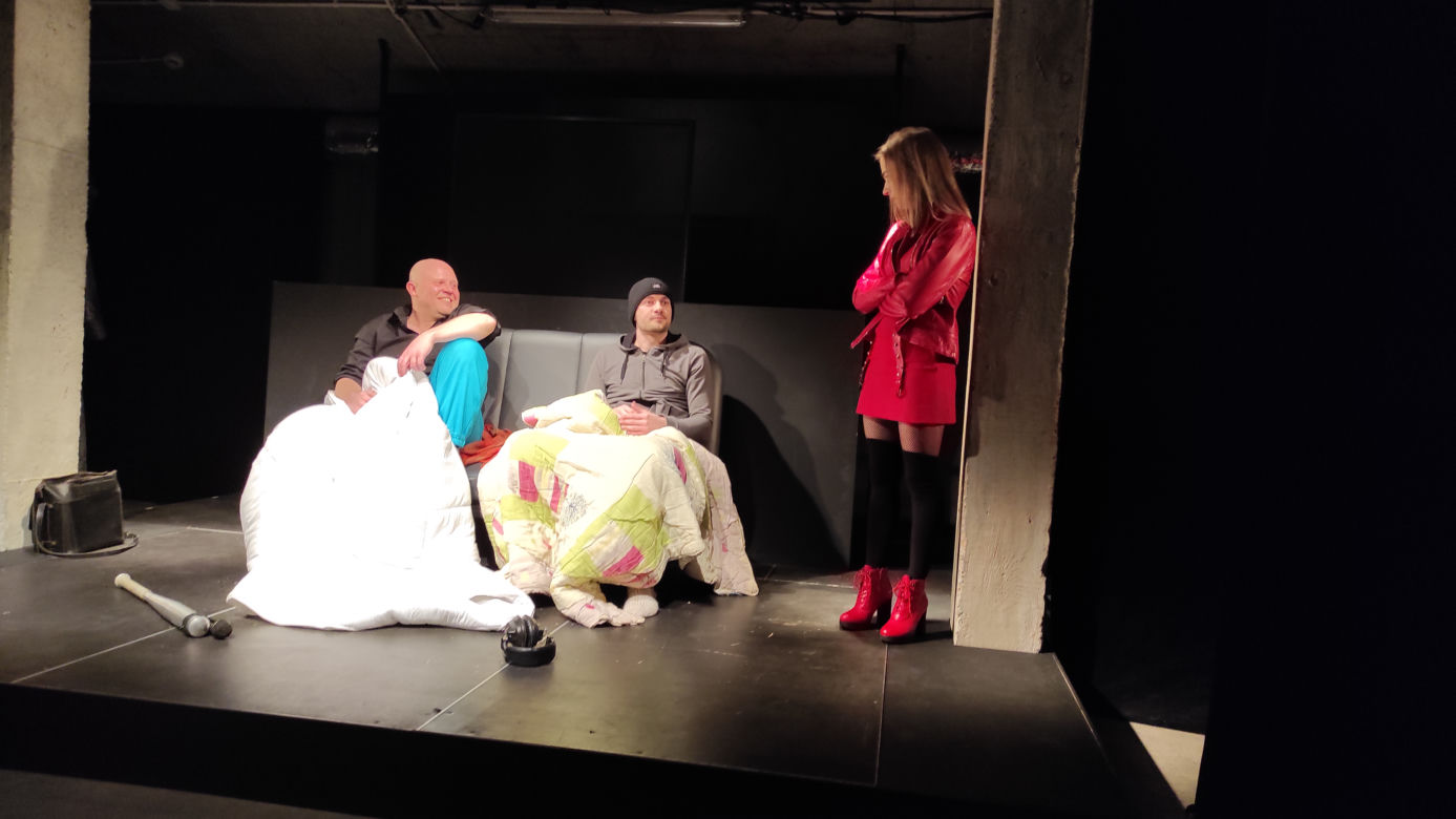 Próby i konferencja prasowa przed premierą spektaklu "mady-baby.edu" w tarnowskim teatrze