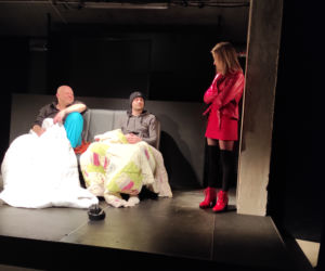 Próby i konferencja prasowa przed premierą spektaklu mady-baby.edu w tarnowskim teatrze