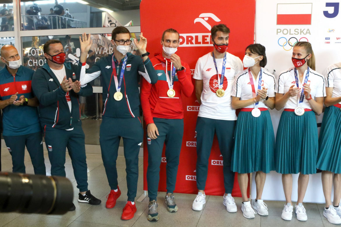 Olimpijczycy rozchwytywani na lotnisku
