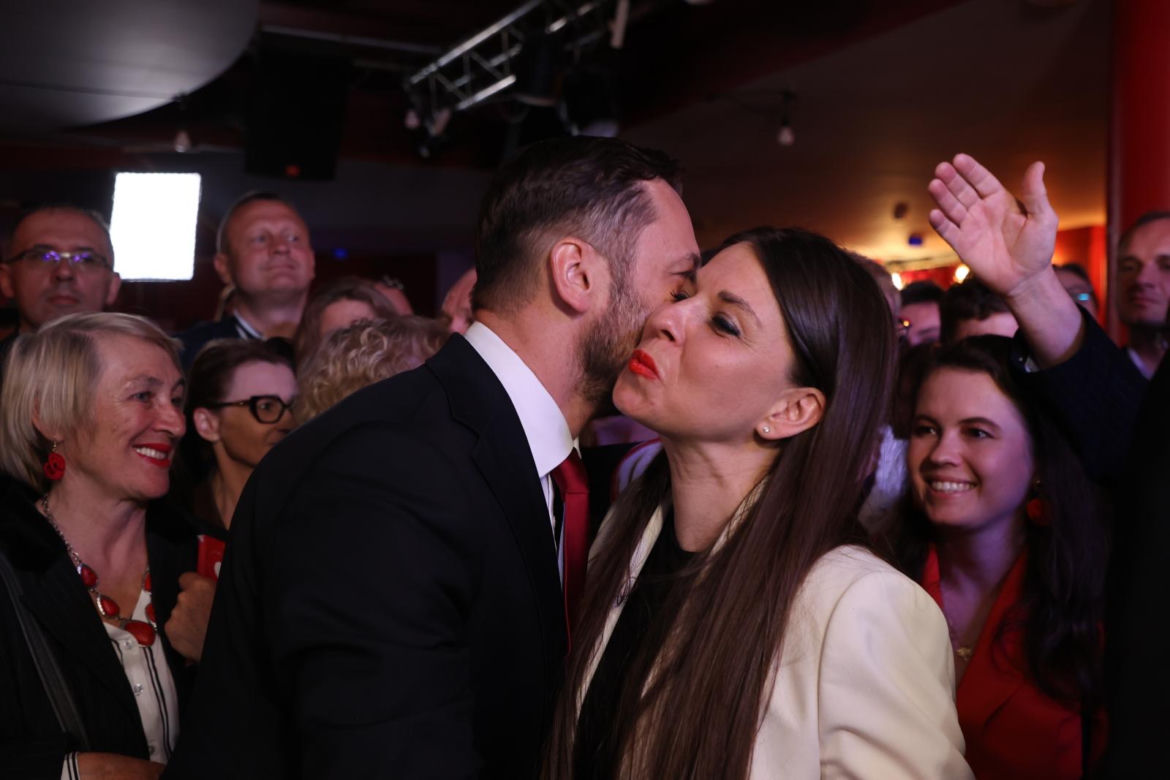 Aleksander Miszalski podczas wieczoru wyborczego KO w Klubie Żaczek w Krakowie