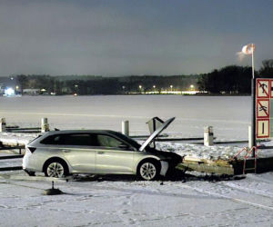 Pijany 59-latek wjechał skodą na jezioro. Jego rajd po lodzie zakończył się w zaskakujący sposób
