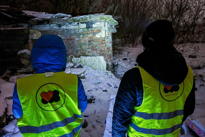 Streetworking przy -18 stopni Celsjusza. Artur i Dorota z organizacji Serca Torunia nie zamierzają się poddać