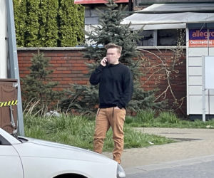 Koszmar na Bielanach. Toyota gruchnęła w pieszego. Polała się krew
